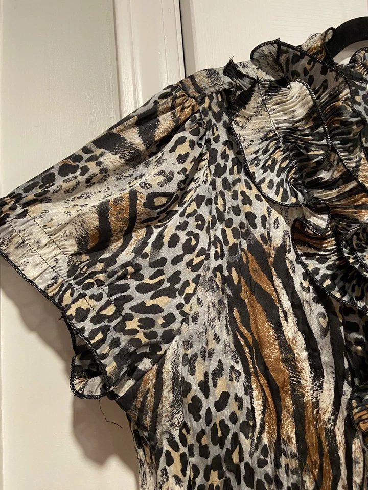 Dress Barn XL 码黑色豹纹虎纹荷叶边短袖衬衫 — 第 2/4 张图片