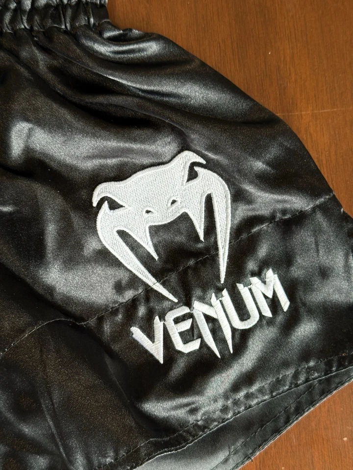 Luvas de boxe Venum 8 oz preto e shorts Muay Thai Venum tamanho P preto - Imagem 2 de 4