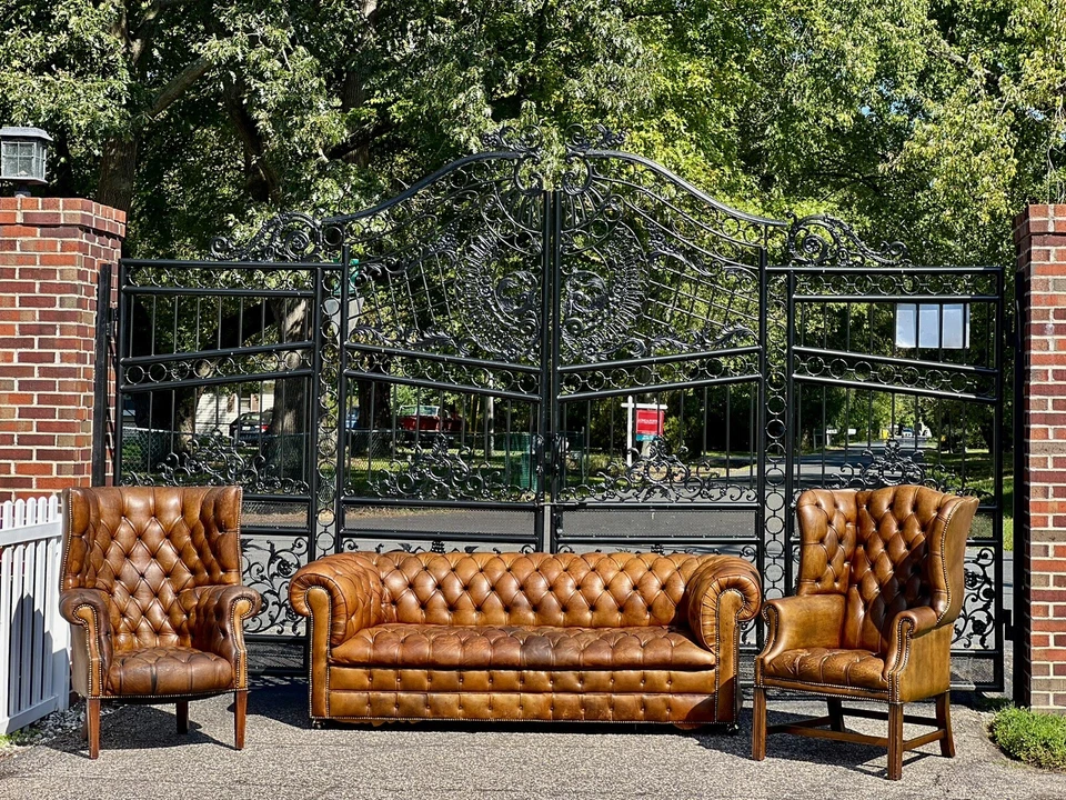 复古 20 世纪 30 年代英国塔夫特皮革切斯特菲尔德沙发和高靠背椅 — 第 3/4 张图片