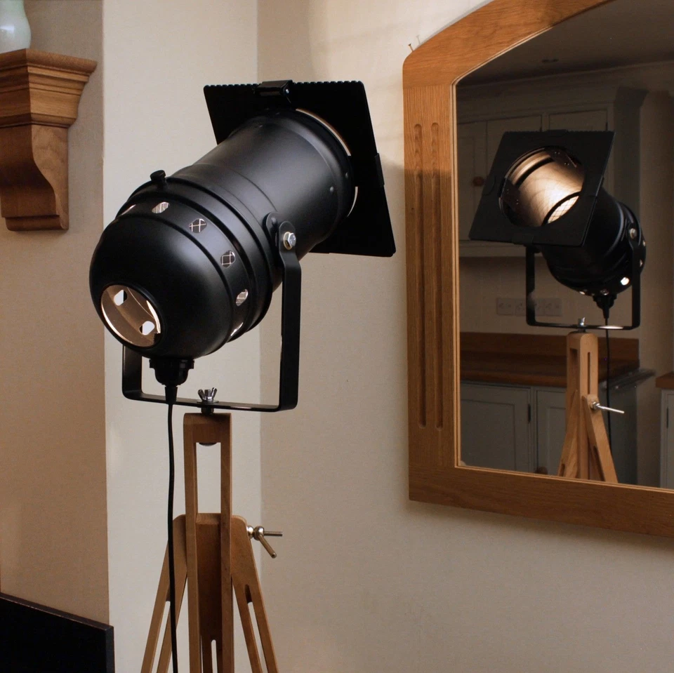 Lâmpada de assoalho retrô chique - holofote longo palco teatro e tripé de madeira - Imagem 2 de 4