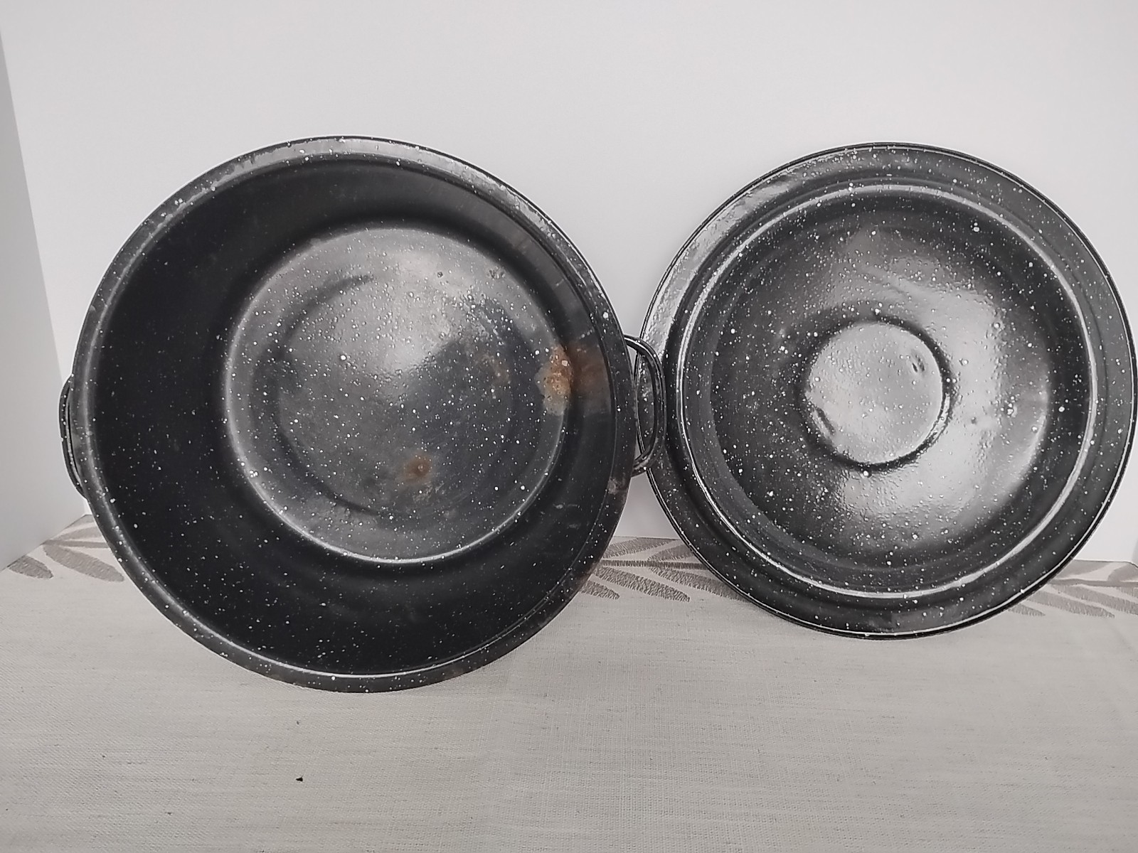 Enamelware 9.5” Round Pot Roaster Black & White Speckled With Lid 2.5 Qt VTG