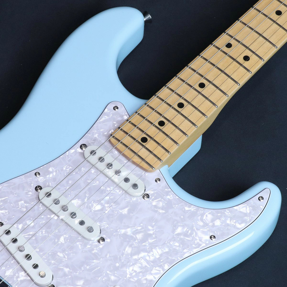 Fender Made In Japan Hybrid II FSR Stratocaster in Daphne Blue