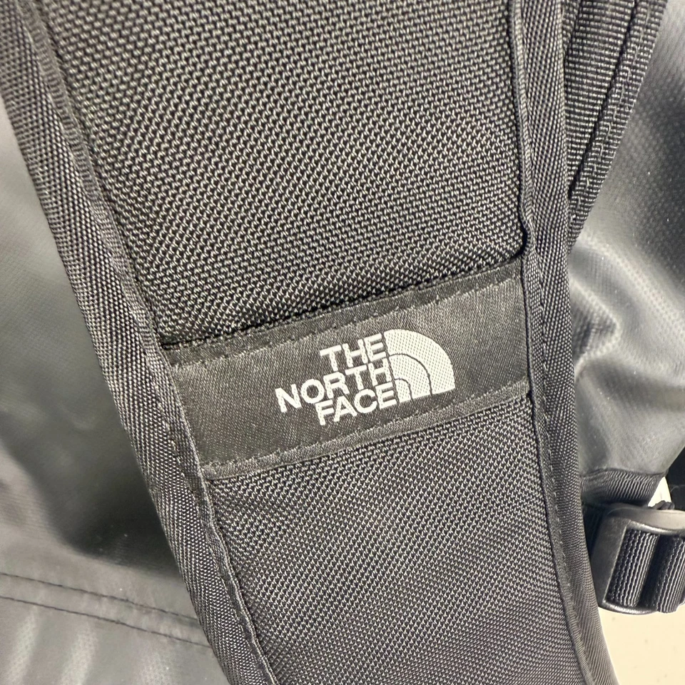 The North Face - Mochila Bolso de Lona Base Camp PEQUEÑO - TNF Negro/TNF Blanco Foto 2 de 4