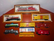 Lot 10 Tyco HO Train Cars: Engine, Cabooses, Tankers, Box Cars, Gondola