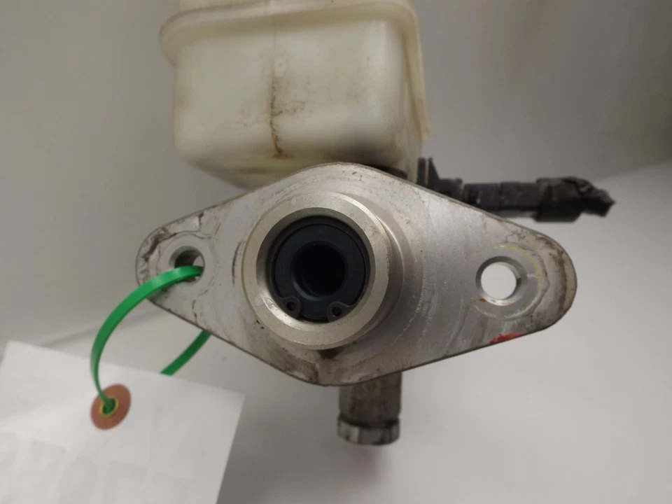 2001–2005 Hyundai Elantra Brake Master Cylinder Used OEM 585102D000 - Image 3 of 4