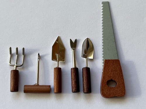 Garden Tools 2 Trowels/Saw/Weeder/Fork /Seed Packets 1:12 Scale Dolls House - Picture 4 of 6