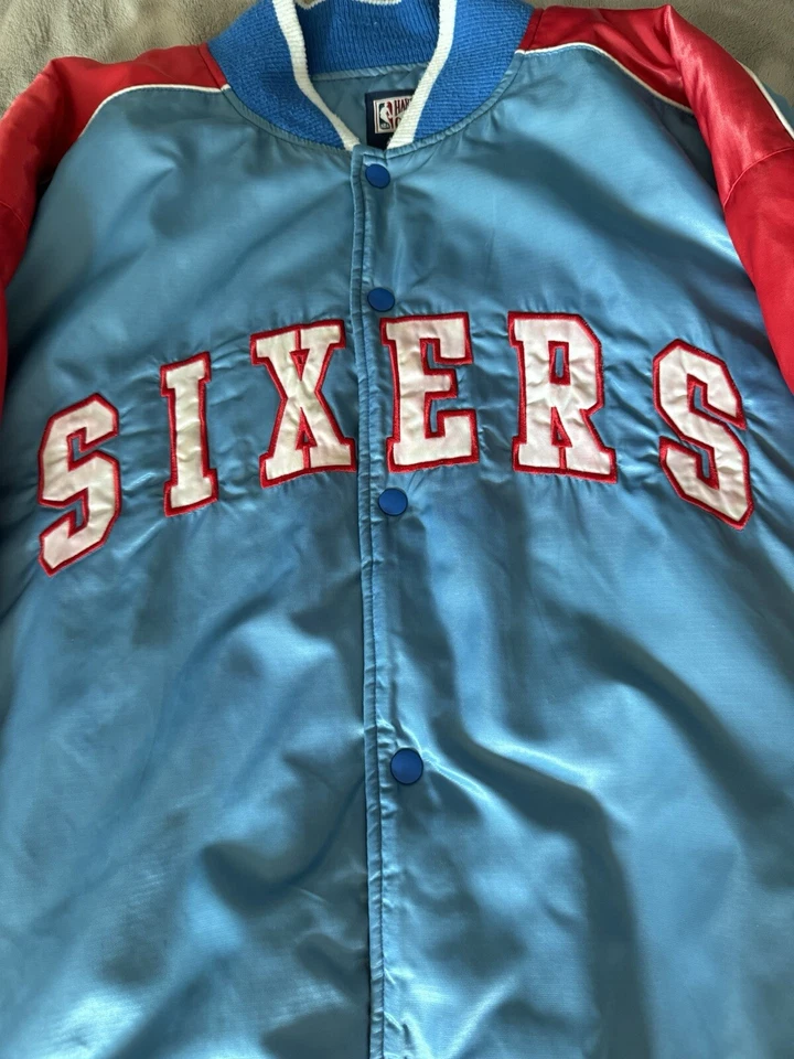 Philadelphia 76ers Hardwood Classics Carl Banks Chaqueta de Bombardero NBA De Colección Foto 2 de 4