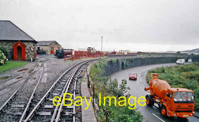 Foto 12x8 Die Ffestiniog Eisenbahn in der Boston Lodge: Blick über die Causewa um 1999