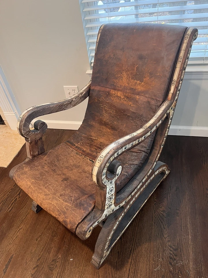 Antigua silla de cuero marroquí de madera maciza con incrustación de hueso de camello hecha a mano única en su clase Foto 3 de 4
