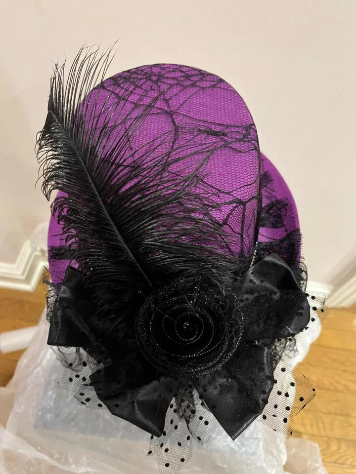 Sombrero de fieltro púrpura, pluma, elaborado detalles de encaje tela de araña velo gótico grande Foto 4 de 4