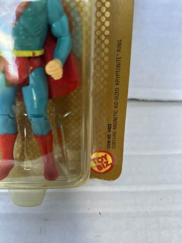 DC Comics Super Heroes Superman con anello magnetico Kryptonite Toy Biz nuovo su scheda - Foto 6 di 11
