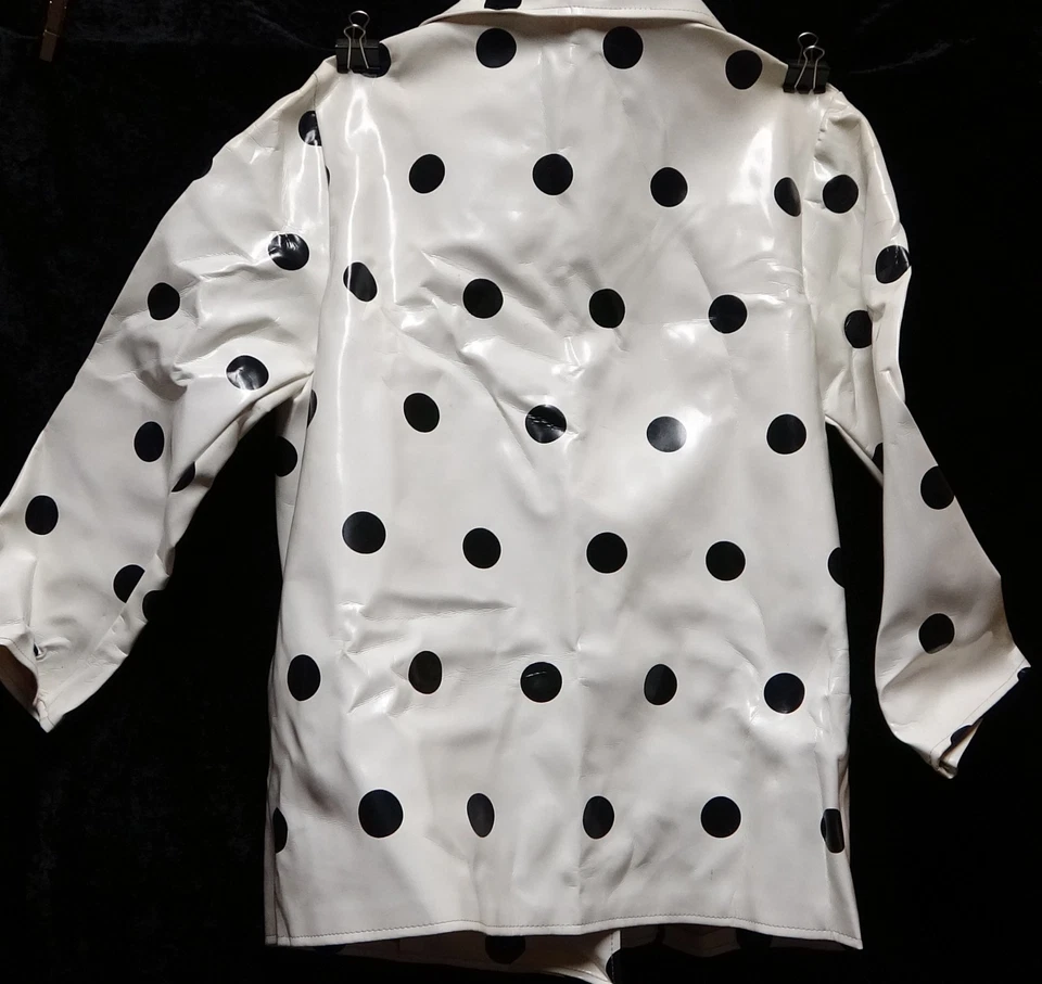 🕊️ Impermeable Vintage Blanco y Negro Lunares Doble Pecho con Gorro a Juego Foto 2 de 4