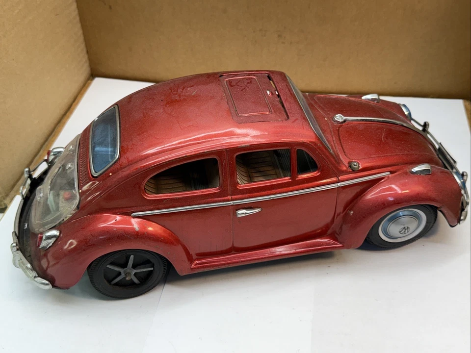 VINTAGE 1960'S JAPANESE TIN VW VOLKSWAGEN SEDAN CAR KINGSIZE RED BATTERY - Image 4 of 4