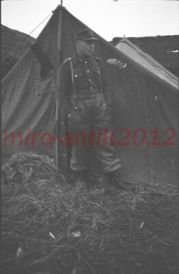 Foto-Negativ, Kurland-Kessel, Kamerad vor seinem Zelt im Dorf, 5026-691/40