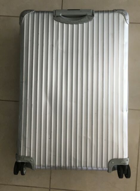 rimowa topas titanium 32