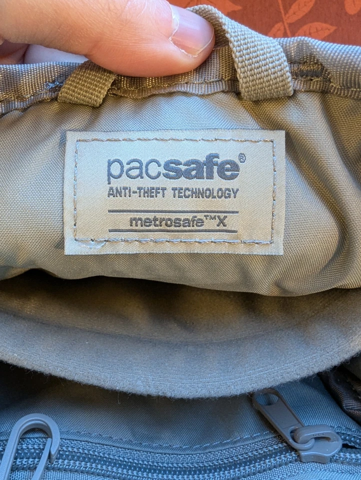 Bandolera vertical antirrobo Metrosafe X - Denim oscuro - Excelente estado Foto 3 de 4