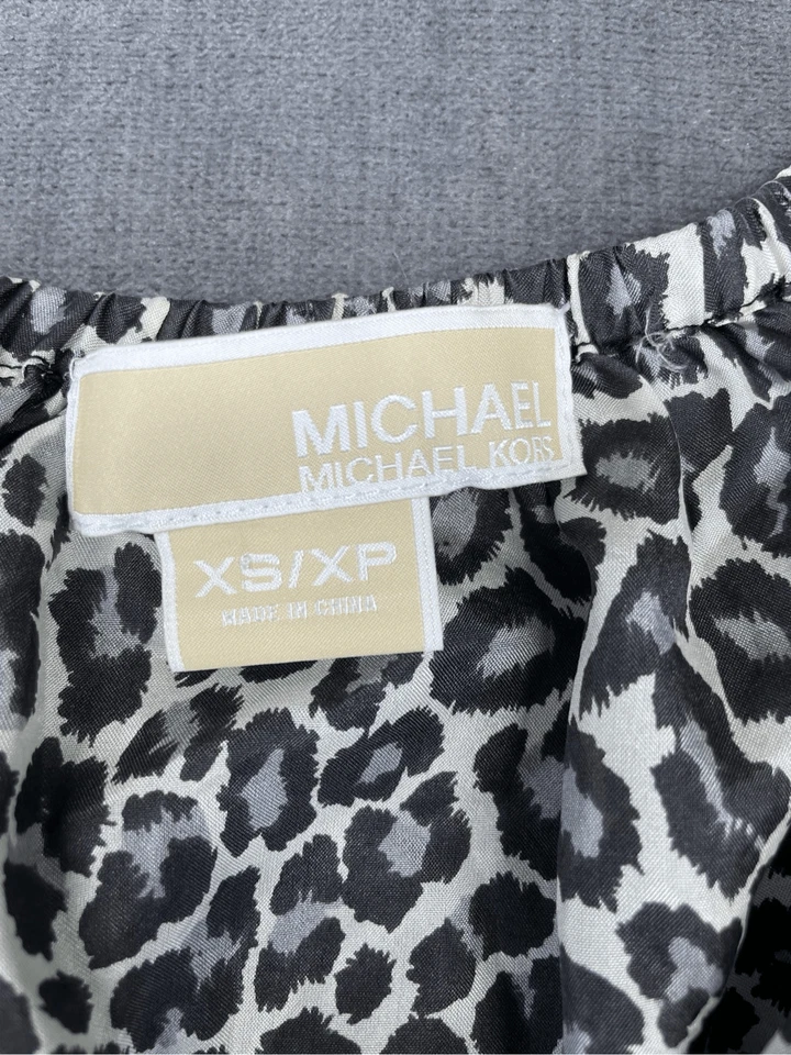 Blusa de seda leopardo peplum Michael Kors para mujer XS gris negra cápsula al hombro Foto 3 de 4