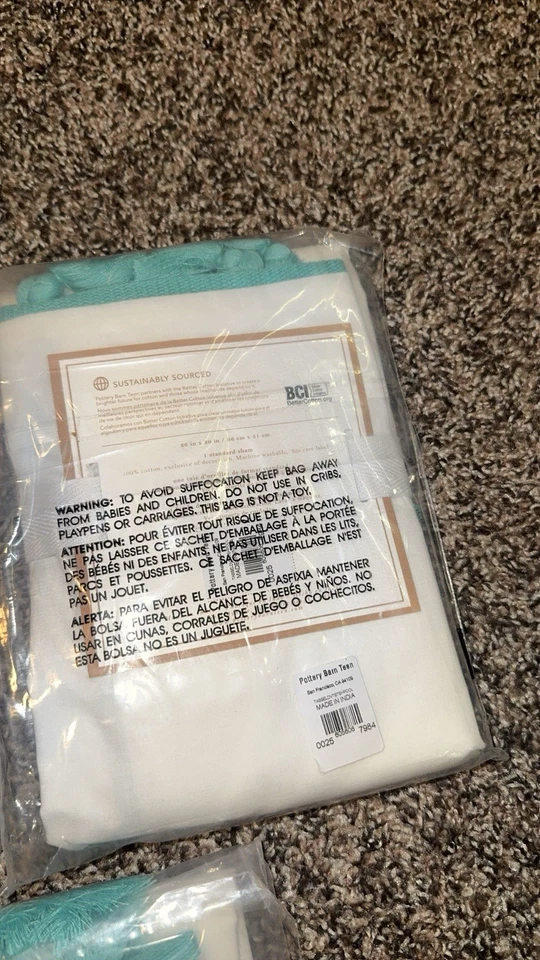 Almohada Pottery Barn Teen Borla Falsa | Blanca con Borlas Aqua/Turquesa/Verde azulado Foto 4 de 4