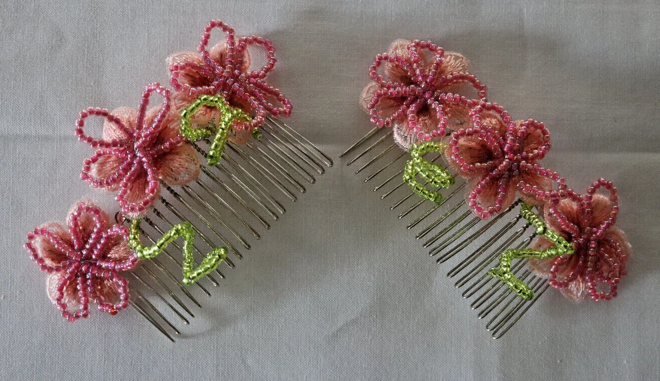 PEINE DE PELO CON CUENTAS A MANO SOBRE FLORES BORDADAS TONOS DE ROSA MELOCOTÓN 3.5"X2" CADA UNO Foto 2 de 3