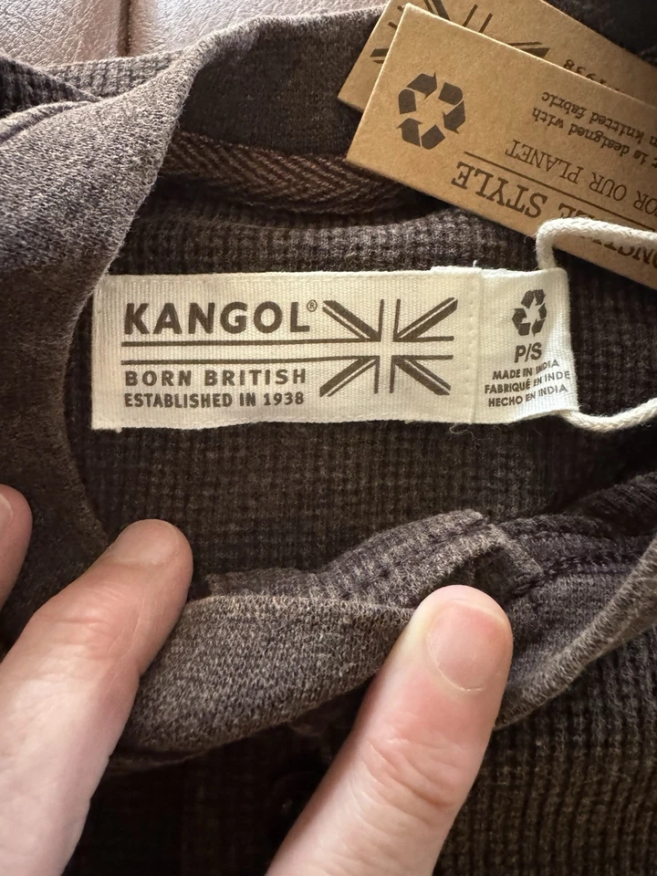 Camiseta Kangol Henley Masculina P/S Marrom Rayon/Poli Leve Manga Longa Pulôver - Imagem 3 de 4