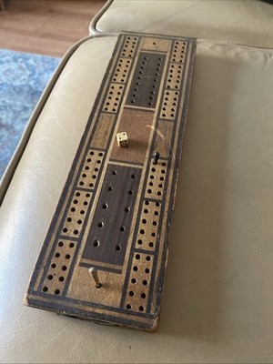 Vintage Holz Cribbage Brett Reise Set mit Würfel und zwei Heringen £11 Ono