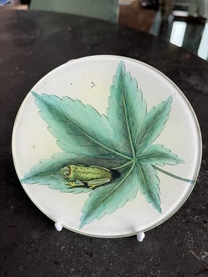 Seltener handsignierter John Derian Decoupage Frosch auf Blatt 13 cm runder Glasteller Ständer