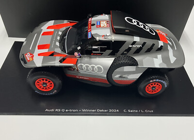 Original Audi Modellauto Audi RS Q e-tron Dakar 2024, Sainz/Cruz 1:18 -OVP-