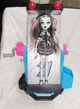 Lit miroir + poupée Monster High Frankie Stein + son animal chien Watzit Mattel