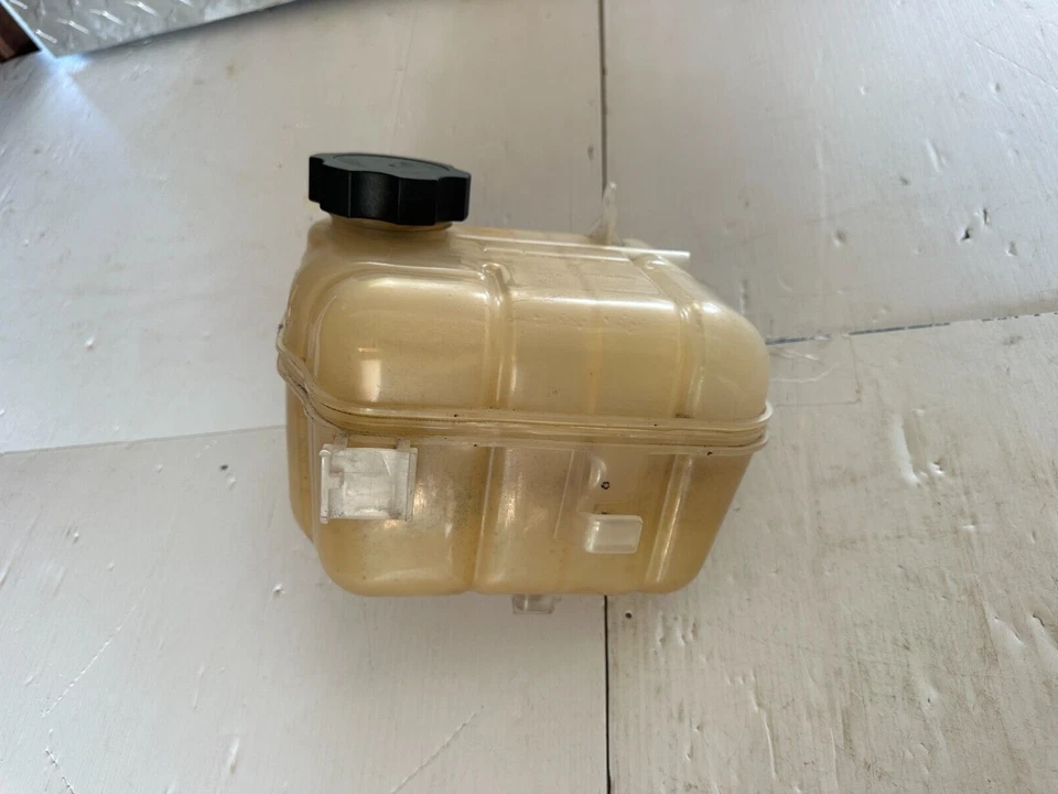 Botella de desbordamiento de radiador 3,0 L se adapta a 2010 a 2016 muchos GM'S VER MONTAJE CADDY SRX Foto 3 de 4