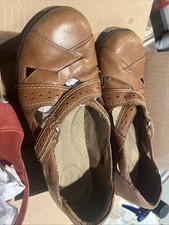 Clarks Collection Tan Leather Slip On With Bonus Pair Of Red Clarks Size 8 VG 2 