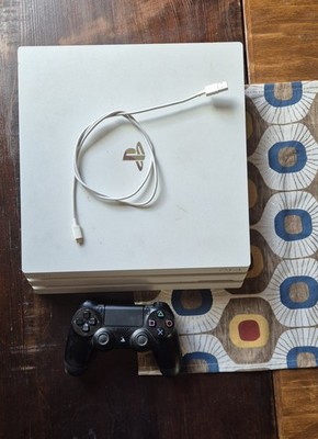 Sony PlayStation 4 Pro 1TB Weiß   Sehr guter Zustand + Controller 