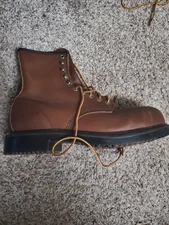 Men Red Wing boots 9 D (used) Style 2233