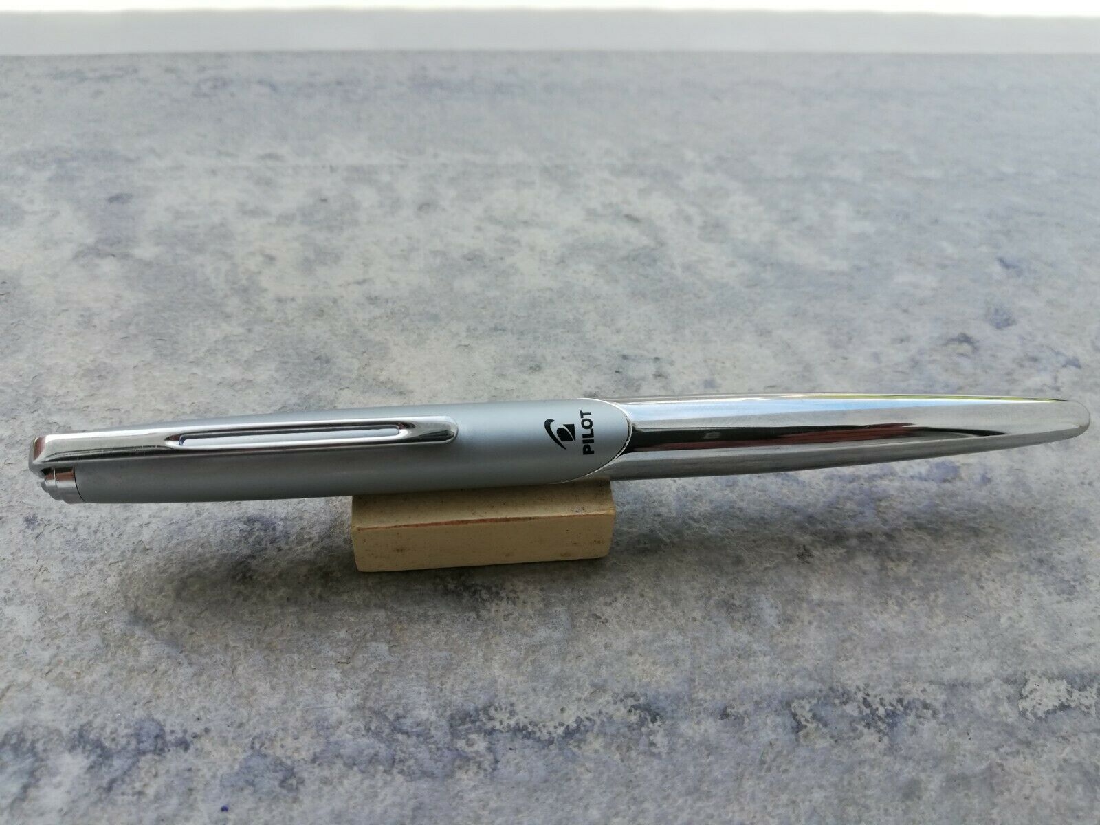 ROLLERBALL PEN DE LA MARCA JAPONESA PILOT MODELO DE LOS AÑOS 2010 ESTA MARCADA