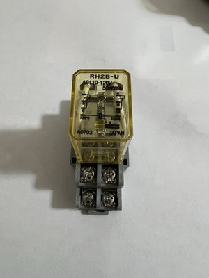 IDEC 120 Volt Relay With Base  NEW model RH2B-U