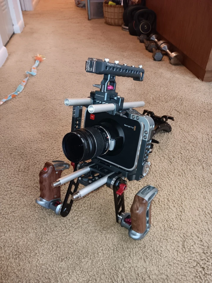 Cámara de cine Blackmagic Design BMCC 2,5 K EF con plataforma Tilta + 2 lentes. PROBADO Foto 3 de 4