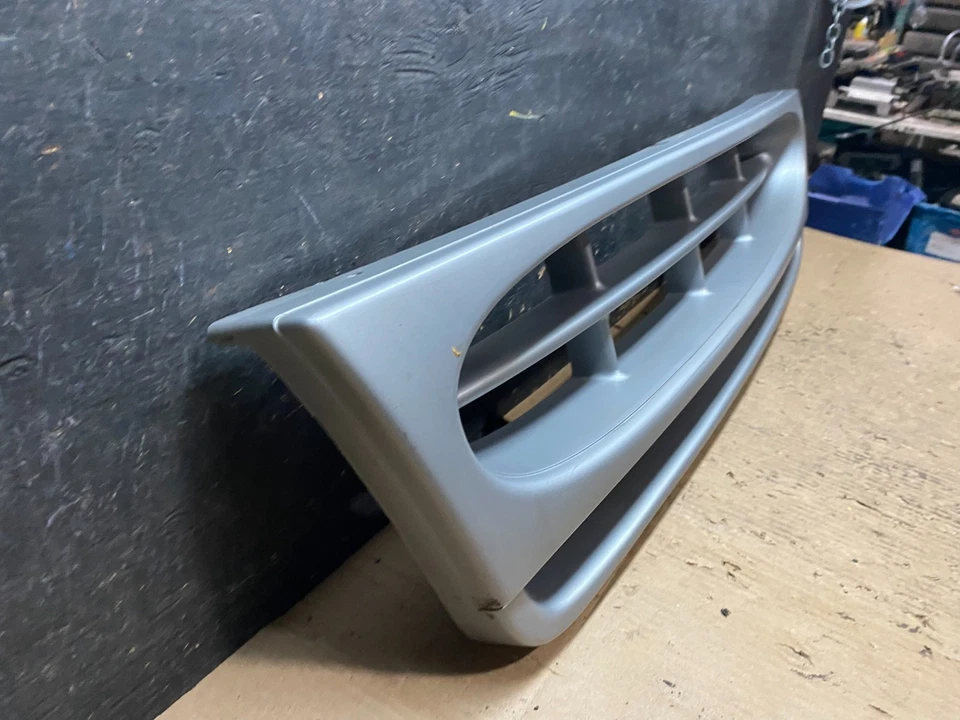 Parrilla delantera Ford E150 Econoline 1997 a 2002 OEM u6052 DG Foto 3 de 4