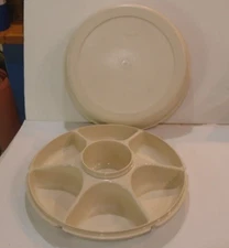 VINTAGE TUPPERWARE 6 DIVIDED VEGETABLE FRUIT CHIP AND DIP SERVING TRAY WITH LID