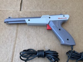 2 Official Nintendo Entertainment OEM Controllers & NES-005 Zapper  Untested