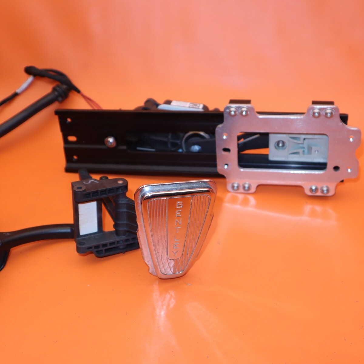 BENTLEY FLYING SPUR ELEVATING MECHANISM EMBLEM 2020 2021 2022  