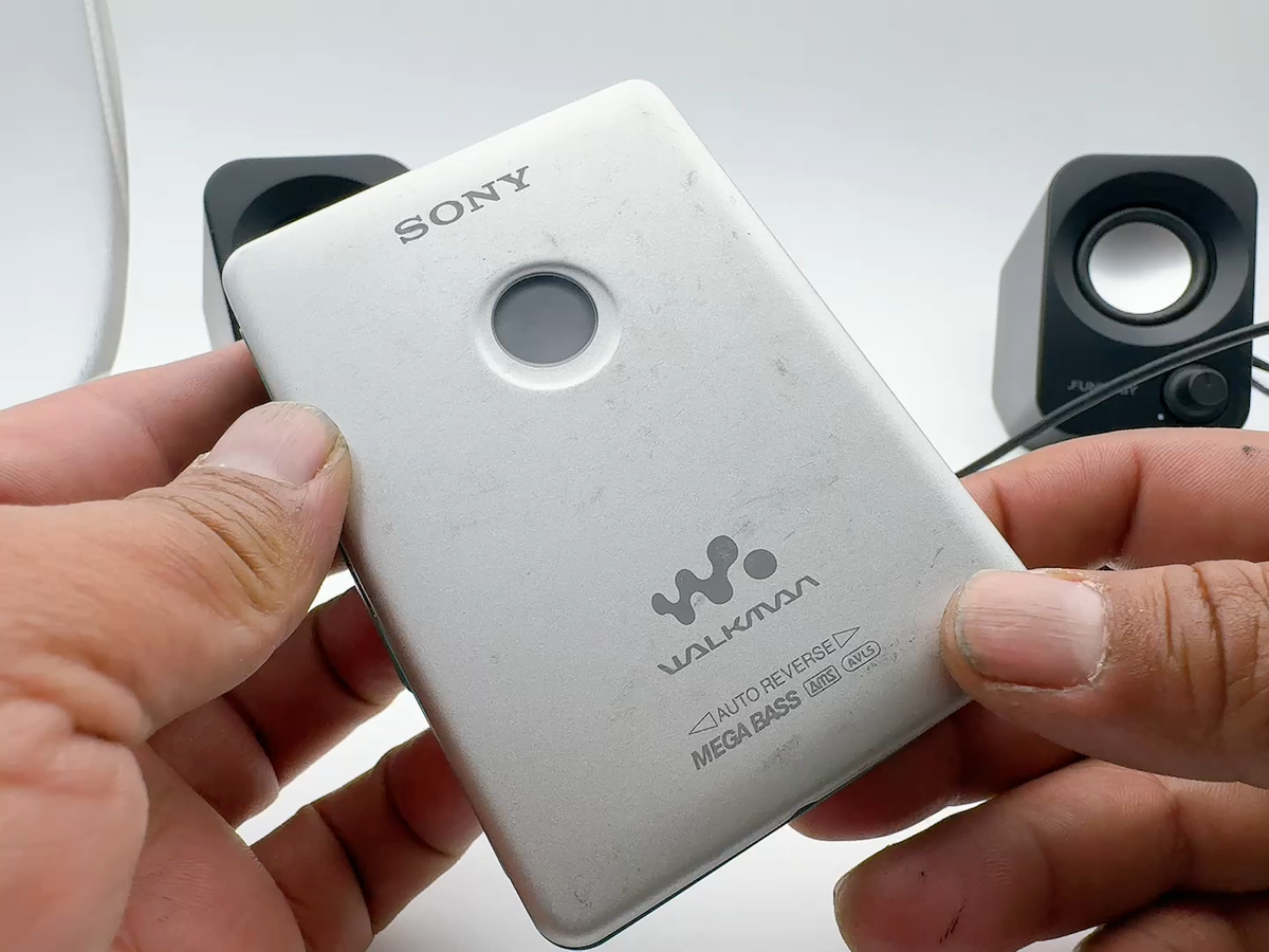Sony WM-EX621 Walkman Cassette Player Silver w Battery Case