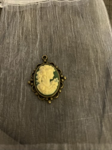 Vintage Cameo Pendant On Green Base With Gold Tone Filigree Trim - Afbeelding 1 van 4