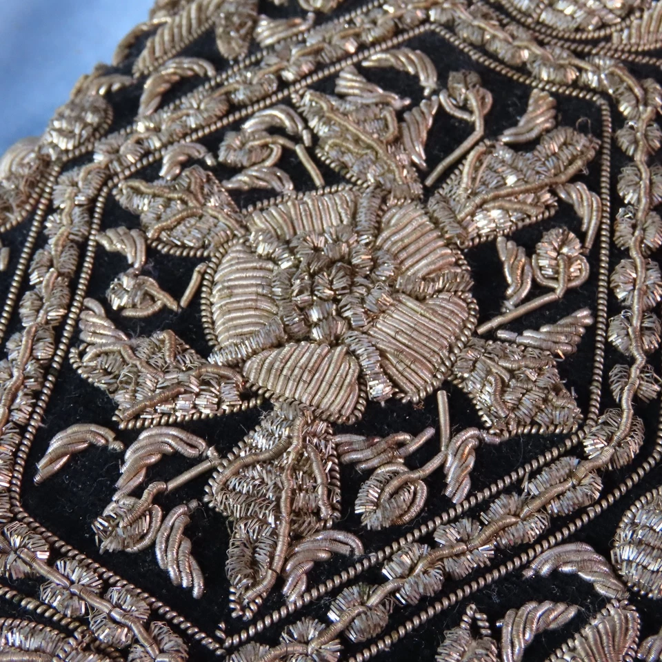 Bolso sin asas de terciopelo negro persa vintage Zari Zardozi bordado alambre dorado y plateado descolorido Foto 4 de 4