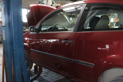 TÜR Vorn Links ( 2/3 Türer ) Ford Fiesta 1.3 JH1/JD3 Farbe Salsa-rot Metallic