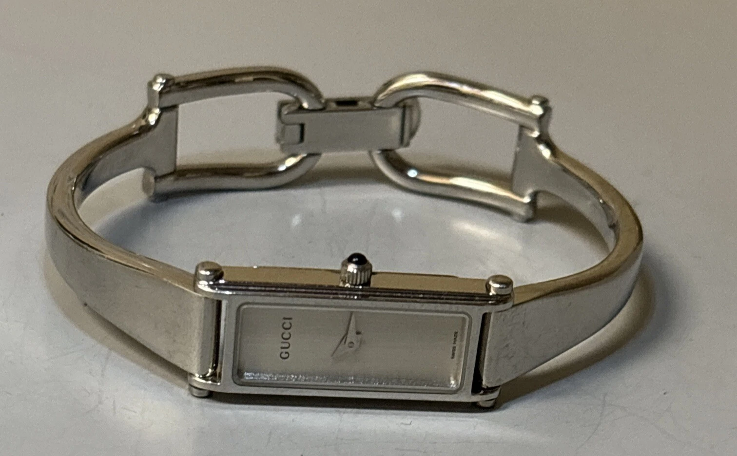 Montre femme GUCCI 1500 vintage cadran ton or rectangle suisse pré 0wned