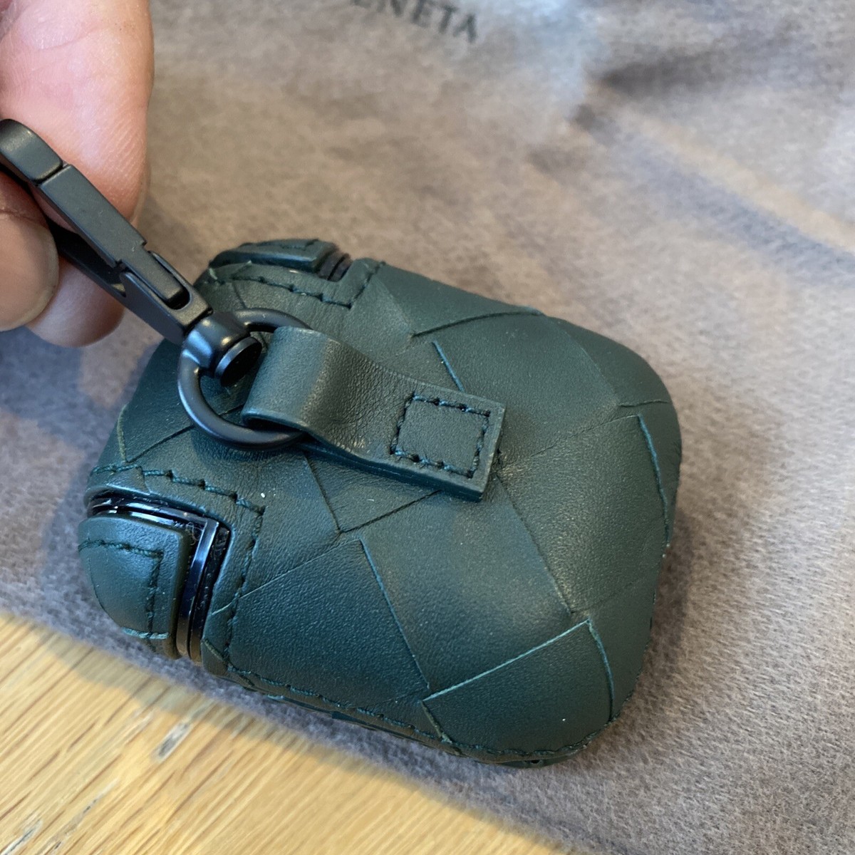 Bottega Veneta PINE GREEN Intrecciato Airpod Case 610263 NEW Bottega Veneta PINE GREEN Intrecciato Airpod Case 610263 NEW