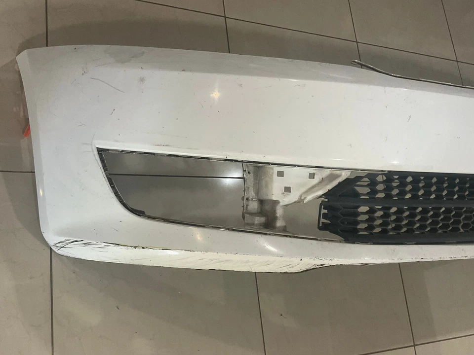 Cubierta del parachoques delantero blanca Volkswagen Passat 2016 2017 2018 561+807+221 OEM Foto 3 de 4