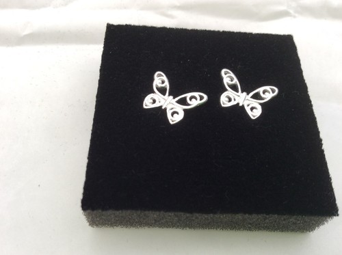 925 Silver butterfly style intricate patterned wings butterfly backs hallmarked - Afbeelding 1 van 6
