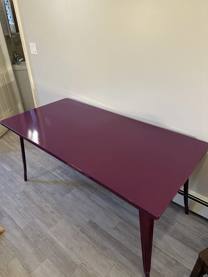 Mesa rectangular de interior y exterior de metal púrpura de 31,5 pulgadas X 63 pulgadas Flash Furniture Foto 3 de 3