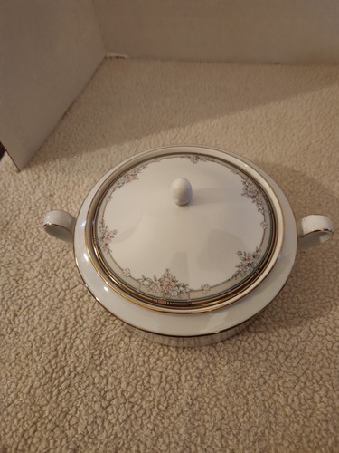 Noritake 3738 Vegetable Bowl With Lid