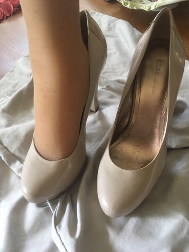 BCBG TAN BEIGE WOOD HEEL 70s STYLE 